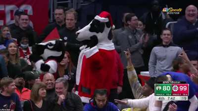 [Highlight] The LA Clippers crowd erupts for free Chik-fil-a after Jaylen brown misses his seconds free throw