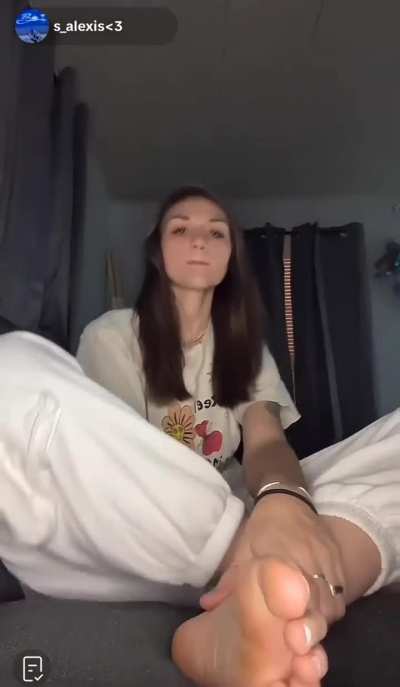 Alexis showing her perfect feet on tiktok live yesterday