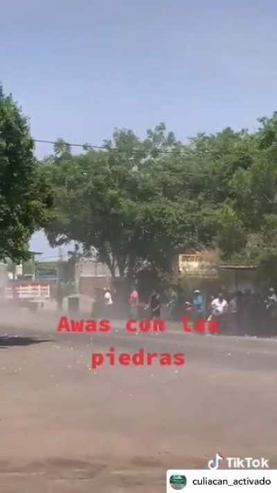 Ciudadanos dando saludos a la polic&iacute;a