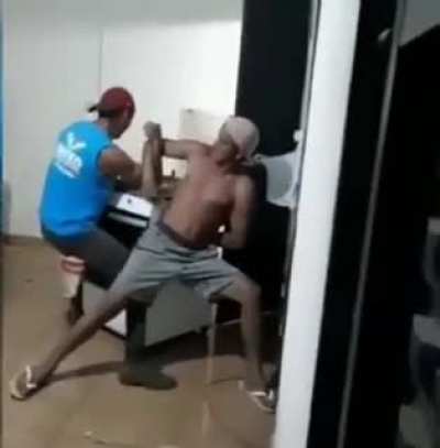 alguem ajuda eles
