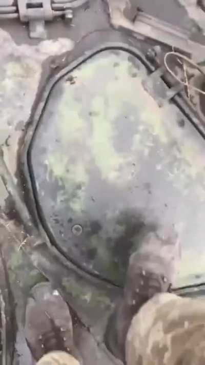 Russian soldiers locked themselves in the tank and don't want to get out