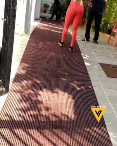 Sexy Malaika&rsquo;s juicy 🍑🍑in ❤️🖤tight pants 💋👅😍😍😍