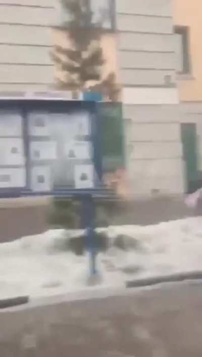&Ccedil;ıplak kadın tarafından kovalanan polis