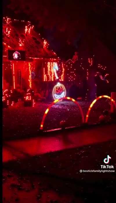 Imagine having this neighbor on Halloween