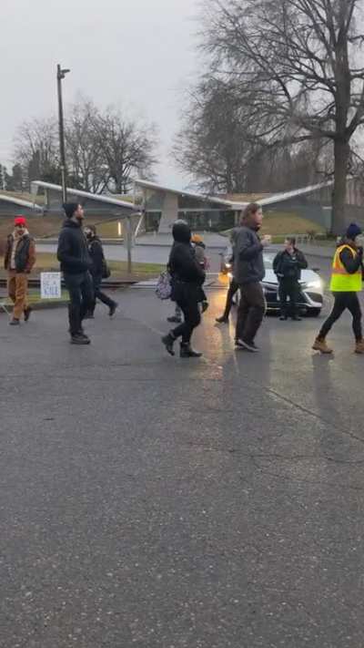 Crossing the picket line, Portland City Laborers on strike, day 3