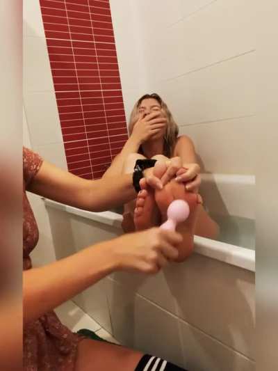 Playtime in the bath - today we learnt her vibrator is an excellent tickle tool! (OC) (F20 F28) 
