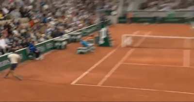 Alcaraz covers the whole width of the court to break back in the fifth