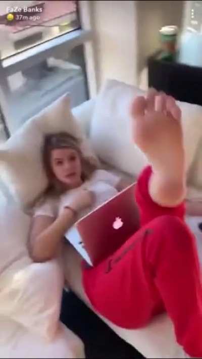 Alissa Violet&rsquo;s sexy soles