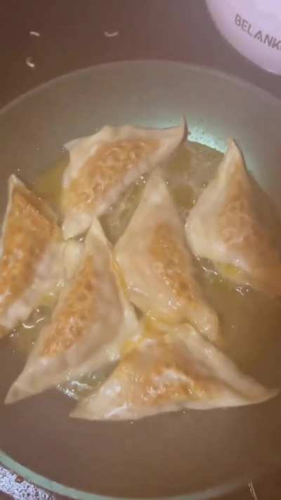 I&rsquo;ve been really into making dumplings lately 😋 This batch was a pork mix with garlic, ginger, gochujang and green onion