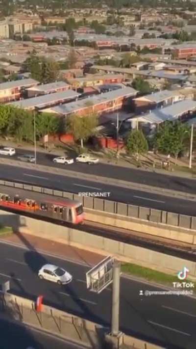 Asaltan a pasajeros de metro y accionan freno de emergencia para escapar