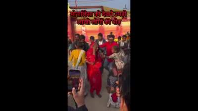 Teenage garland seller goes viral for her looks in India. Gets harrassed by crowds of men that the family has to hide her in blankets.