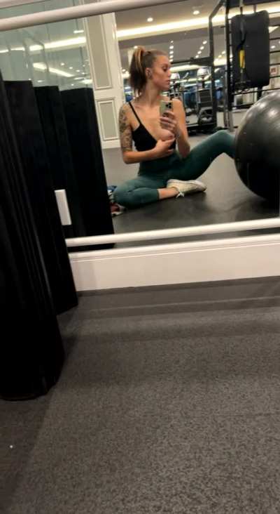 The gym always has the best mirrors [gif]