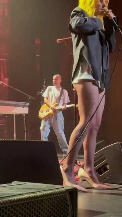 Hayley performing "Good ol days!" with Jack Antonoff