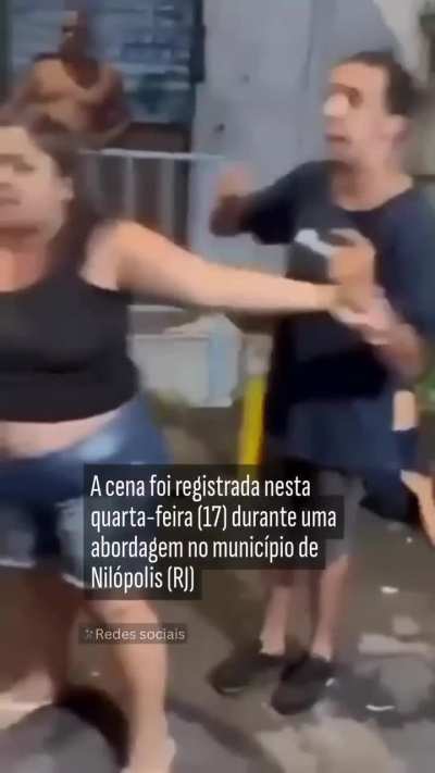 PM &eacute; flagrado agredindo idosa com fuzil em bar no RJ