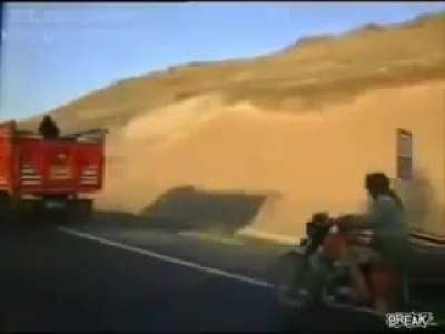 Gruba d&uuml;n biri 1 kişinin mercedes'den kamyona atlayarak mandalina &ccedil;aldığı videoyu atmıştı. Ben de Rusya'dan bu g&ouml;r&uuml;nt&uuml;y&uuml; paylaşmak istedim. BLYAT