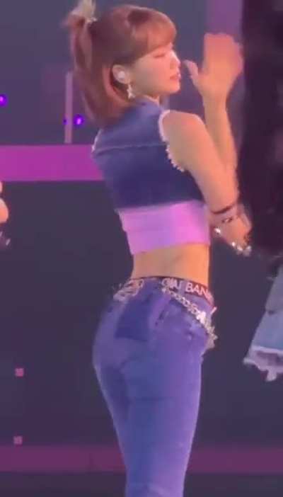 Chaewon and Kazuha 🍑