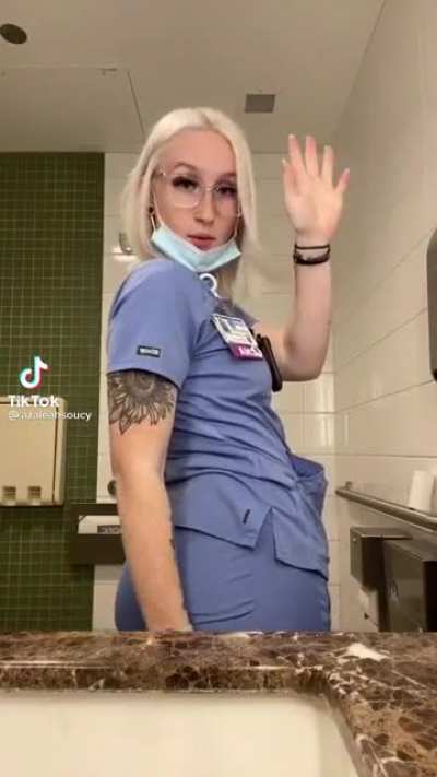 Blonde 👱‍♀️ with a 🍑
