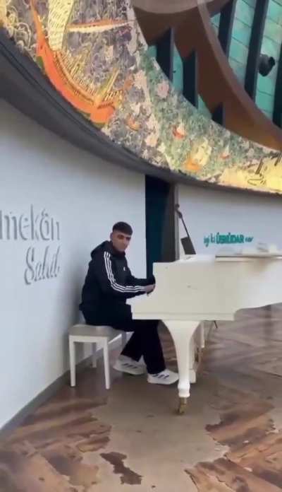 &Uuml;sk&uuml;dar&rsquo;daki bir mekana giden gen&ccedil;, sahnede duran piyanonun başına ge&ccedil;ti ve kimsenin beklemediği bir şey yaptı.