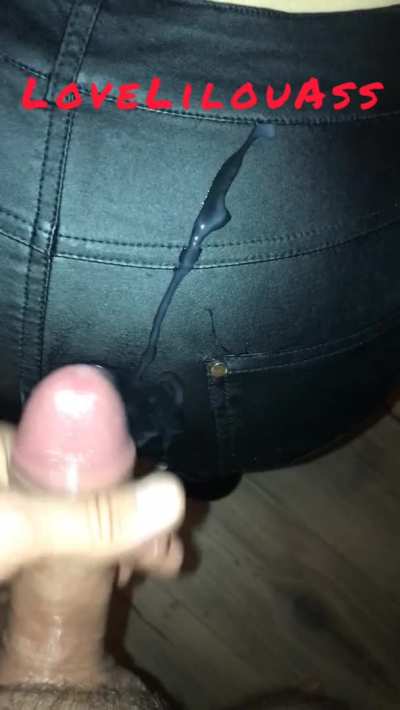Quickly cumshot on her ass before to go at work 💦