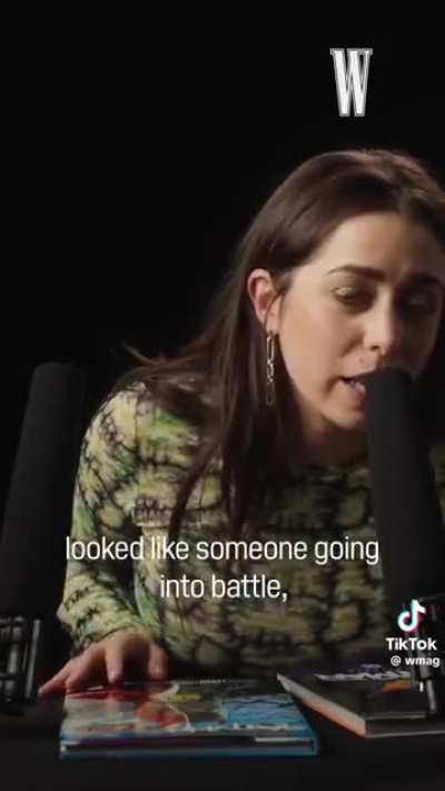 Cristin Milioti divulgando a s&eacute;rie do Pinguim com ASMR de gibi capa dura e salto alto