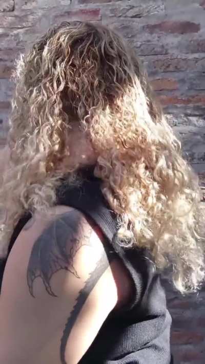 Have you ever seen such cool curls that envelop you