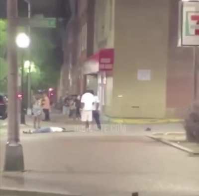 Man defends himself against person with a bat who randomly attacked him. (Defended like a champ)