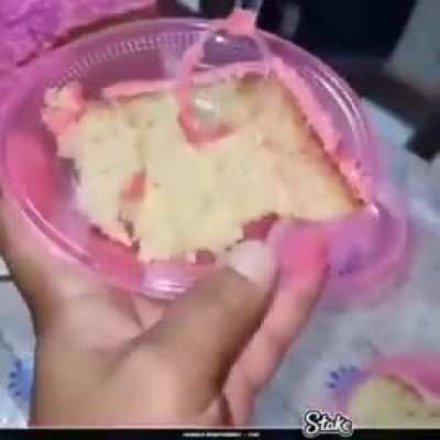 A mo&ccedil;a do meu trabalho me dando uma fatia das coisas que tem as vezes que s&oacute; falta ser transparente kkkkkkkkkk ao mesmo tempo que &eacute; engra&ccedil;ado fico mto puuuutooooooooooo