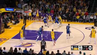 [Highlight] Clippers defense shuts down the Lakers for a possession to force a contested midrange as the shot clock expires late in the 4th quarter