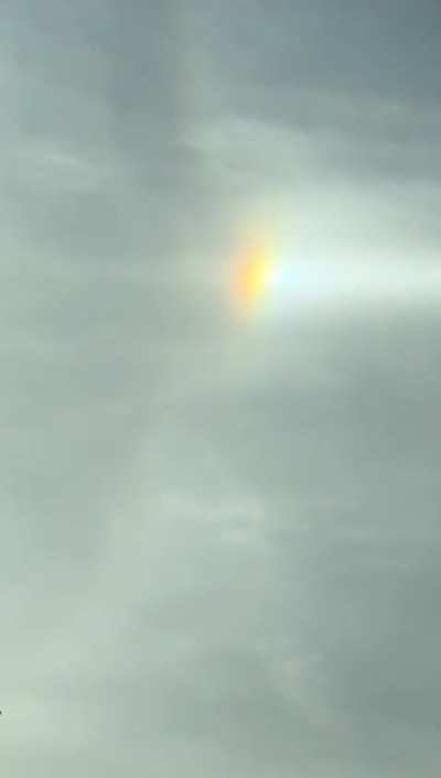 Look at this cool double focal iridescent cloud effect