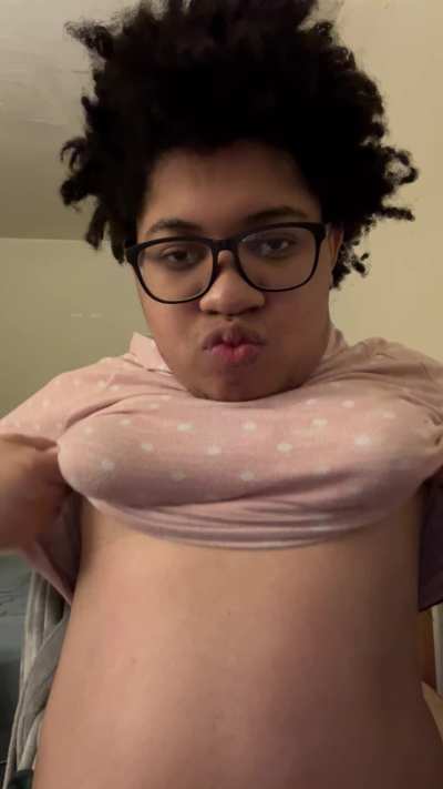 Here&rsquo;s a lil boob drop &amp;lt;3