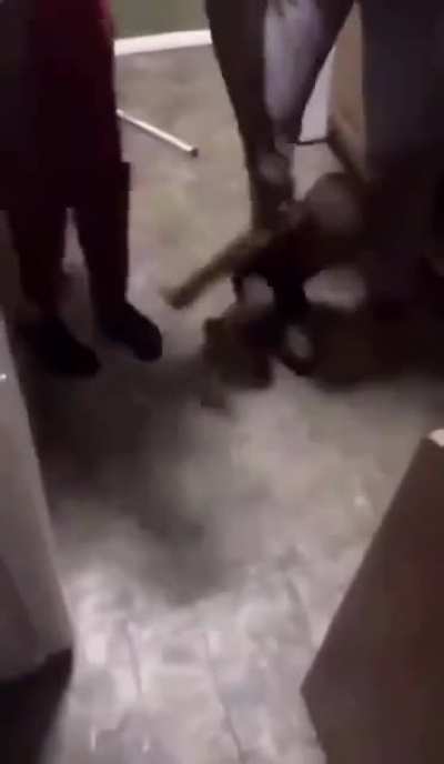 Gente, vean como abusan del niño, que injusticia