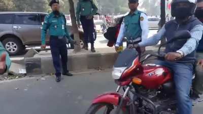 Police attacked cameraman after beating a helpless child for crossing the road