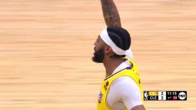 [Highlight] Lebron cuts to the basket for the slam
