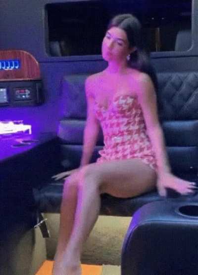 Charli&rsquo;s Legs fuckk 🤤