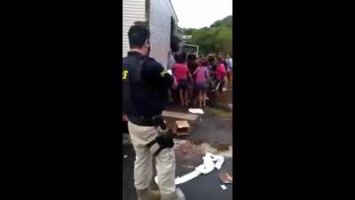 Cenas fortes: ind&iacute;genas e viajantes pisoteiam corpo para saquear carga em Novas Laranjeiras (PR) mesmo com a presen&ccedil;a da PRF. Os mesmos ainda atiraram pedras e peda&ccedil;os de maneira na PRF que tentava dispersa-los. Onde &eacute; que vamos parar?