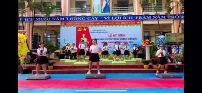 C&aacute;c ch&aacute;u thiếu nhi lắc m&ocirc;ng trước di ảnh b&eacute;c h&ugrave;