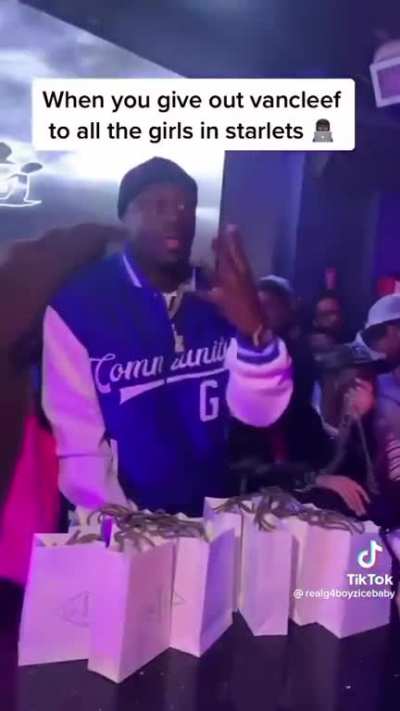 Nigerian Duo Scammers🇳🇬 &ldquo;G4 Boyz&rdquo; drop a huge bag in Starlets👯&zwj;♀️ and gifts all the strippers Jewelry👀💰