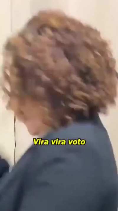 Passei quatro anos sentindo raiva do Bolsonaro, quatro anos odiando cada frase imbecil que sai daquela boca, odiando cada atitude idiota que ele toma para defender a fam&iacute;lia dele. Tudo isso foi perdido ap&oacute;s assistir 5 segundos desse v&iacute;deo. Esse v&iacute;deo &eacute; pa