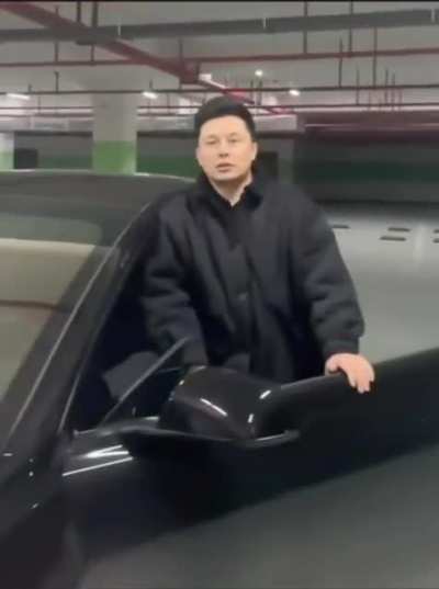 Что бы ты не делал, всегда будет азиат, который делает это лучше. (В данном случае выглядить, как Илон)