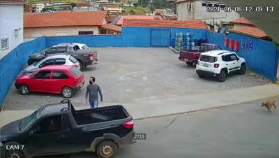 Tentando atravessar a rua e caindo igual o Neymar