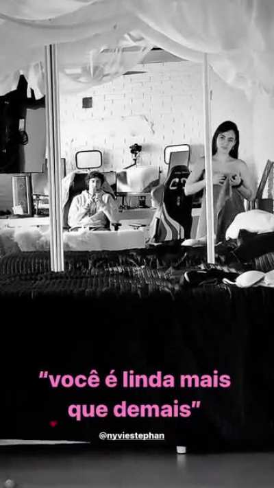 Ser&aacute; q ela t&aacute; pagando peitinho mesmo???