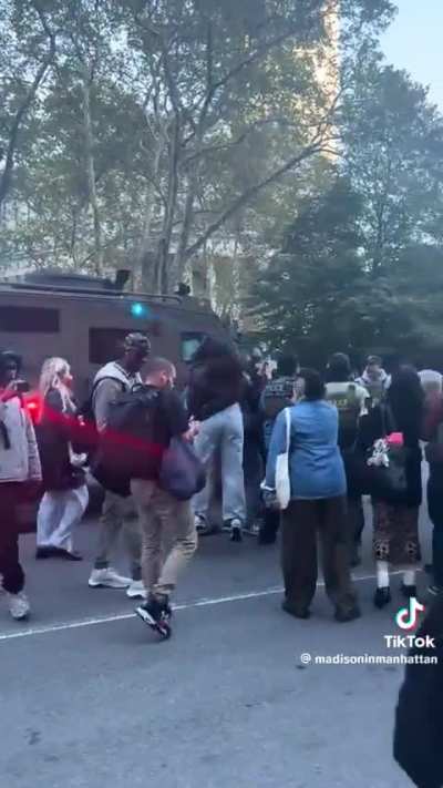 New Yorkers blocking Ice from taking people. THIS IS SOLIDARITY YA&rsquo;LL✊