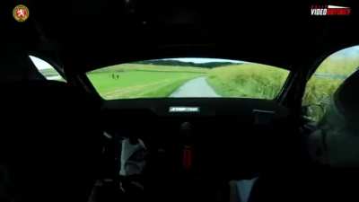 Nev&iacute;m jak moc agrBajs sleduj&iacute; rallye, ale pos&aacute;dka Semer&aacute;d, Persein použ&iacute;v&aacute; revolučn&iacute; způsob navigov&aacute;n&iacute; :D