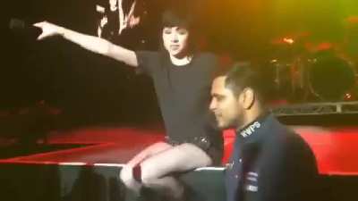Carly Rae Jepsen put the mic in front of a security guard during "Call Me Maybe"