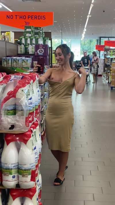 I&rsquo;m getting the hang of retail flashing&mdash;this time in a bigger, busier store