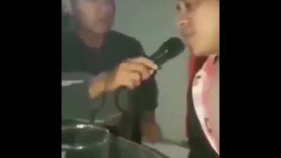 Se o Luba n&atilde;o colocar o microfone na boca, o microfone se coloca
