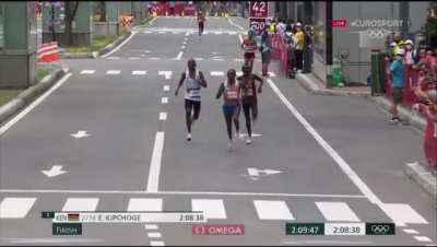 Abdi Nageeye pushes his best friend Bashir Abdi during the Olympic marathon to join him for a medal. Two somali born athletes with this unprecedented achievement 🇸🇴