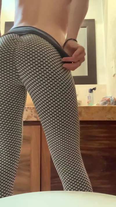 I&rsquo;ll show you my booty gains with a good old fashioned ass spread 