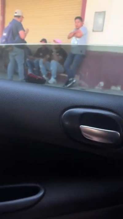 Chicas salteñas piropean a los hombres en la calle