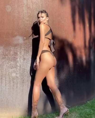 Emily Ratajkowski